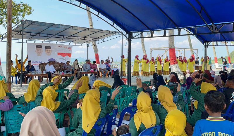 Calon Wakil Gubernur Kepri Aunur Rofiq saat menggelar kampanye di Desa Tulang Kabupaten Karimun. (Foto: Tim HMR)