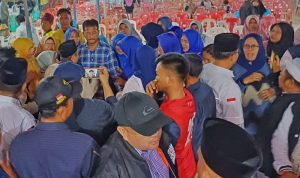 Calon gubernur Kepri HM.Rudi-Aunur Rofiq, disambut dengan meriah warga Sei Pelunggut jalan kavling Bukit Kamboja Sagulung kota Batam dalam kampanye dialogis.(Foto:Tim HMS)