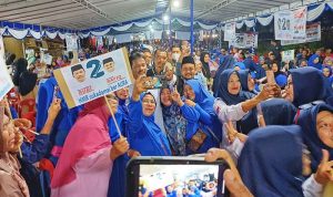 HM.Rudi dan simpatisan saat menggelar kampanye di di Ruko Buana Garden, Kelurahan Tanjung Piayu, Sei Beduk, Batam, Selasa malam (15/10/2024).
