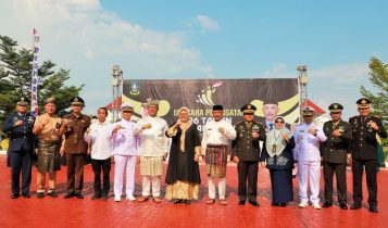 Hari Sumpah Pemuda di Kepri, Ketua DPRD Iman Setiawan dan Plt.Gubernur Kepri Hj.Marlin Agustina melakukan sesi foto bersama dengan Unsur Pimpinan FKPD di Kepri. (Foto: Humas DPRD Kepri)