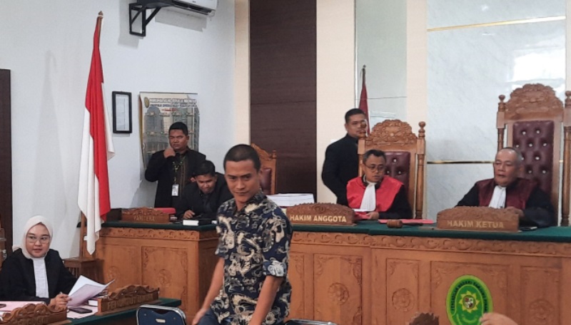 Jadi Terdakwa Narkoba Mantan Anggota Polisi Terdakwa Ruliansyah Didakwa Pasal berlapis oleh JPU di PN Tanjungpinang Jadi Terdakwa Narkoba, Mantan Anggota Polisi Terdakwa Ruliansyah Didakwa Pasal berlapis oleh JPU di PN Tanjungpinang (Roland/Presmedia)