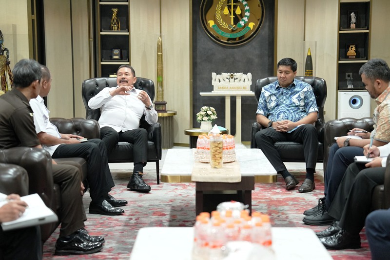 Jaksa Agung RI ST Burhanuddin dan Menteri Perumahan dan Kawasan Permukiman RI Maruarar Sirait saat melakukan pertemuan di Gedung Utama Kejaksaan Agung Jakarta Jaksa Agung RI ST Burhanuddin dan Menteri Perumahan dan Kawasan Permukiman RI Maruarar Sirait saat melakukan pertemuan di Gedung Utama Kejaksaan Agung, Jakarta, pada Selasa (22/10/2024).