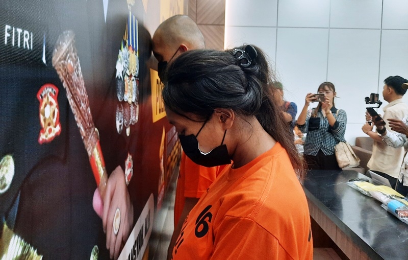 Jebak Suami dengan narkoba wanita inisial No 23 bersama seorang laki laki diduga selingkuhannya inisial An 34 ditetapkan Polisi sebagai tersangka Jebak Suami dengan narkoba wanita inisial No (23) bersama seorang laki-laki diduga selingkuhannya inisial An (34) ditetapkan Polisi sebagai tersangka. (Foto: Roland/Presmedia.id)