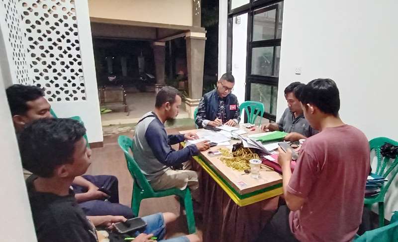 KPU Tanjungpinang saat melakukan pengecekan pendaftaran di salah satu kelurahan di Kota Tanjungpinang KPU Tanjungpinang saat melakukan pengecekan pendaftaran di salah satu kelurahan di Kota Tanjungpinang. (Foto: KPU)