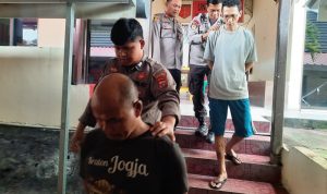 Kanit Polsek Bukit Bestari, Pepen Okta Vendry bersama dengan anggota saat menggiring kedua pelaku ke sel. (Foto: Roland/Presmeda.id)