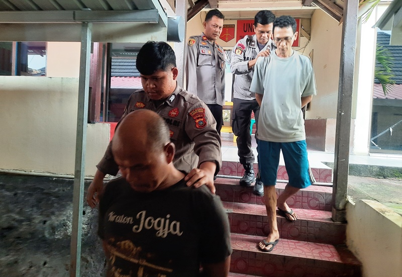 Kanit Polsek Bukit Bestari Pepen Okta Vendry bersama dengan anggota saat menggiring kedua pelaku ke sel Kanit Polsek Bukit Bestari, Pepen Okta Vendry bersama dengan anggota saat menggiring kedua pelaku ke sel. (Foto: Roland/Presmeda.id)