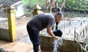 Kapolres Lingga AKBP apro Fajar Hermanto saat mengunjungi situs bersejarah Sumur Hang Tuah di Desa Tinjul, Kecamatan Singkep Barat, Kabupaten Lingga. (Foto: Polres Lingga)