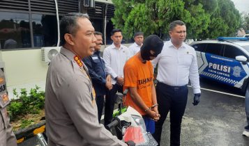 Kapolresta Tanjungpinang, Kombes Pol Budi Santosa bersama jajaran saat press rilis kasus perampokan di Mapolresta Tanjungpinang. (Foto: Roland/Presmedia.id)