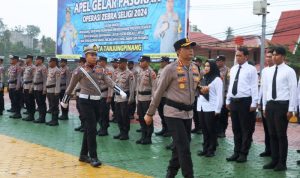 Kapolresta Tanjungpinang Kombes Pol. Budi Santosa, memimpin apel gelar pasukan Operasi Zebra Seligi 2024 di Mapolresta Tanjungpinang. (Foto: Polrest Tanjungpinang)
