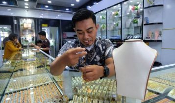 Karyawan toko emas Nasrul menunjukan kalung emas yang hampir serupa dengan kalung yang dibawa oleh tiga pelaku. (Foto: Roland/Presmedia.id)