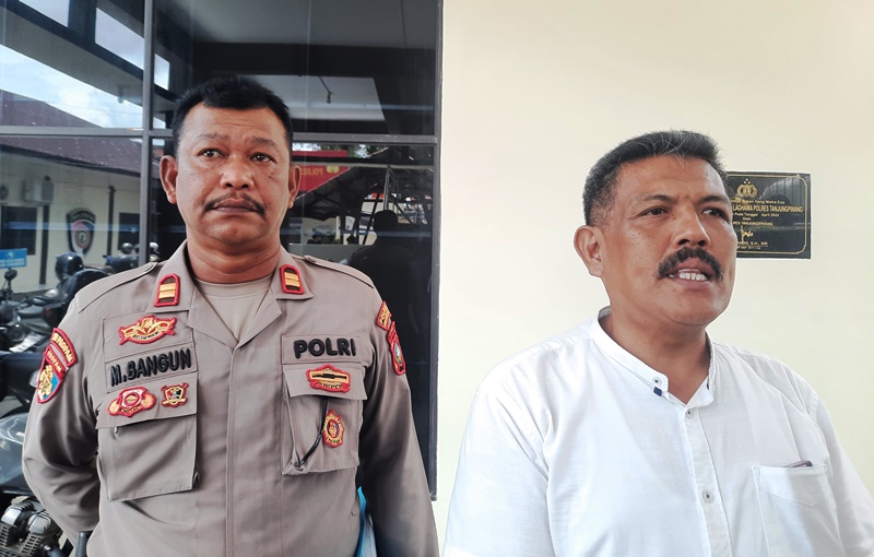 Kasi Humas Polresta Tanjungpinang Iptu Sahrul Damanik saat didampingi Kasi Propam di Mapolresta Tanjungpinang Kasi Humas Polresta Tanjungpinang, Iptu Sahrul Damanik saat didampingi Kasi Propam di Mapolresta Tanjungpinang. (Foto: Roland/Presmedia.id)