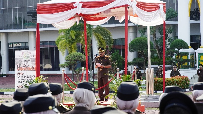 Kejaksaan Tinggi Kepulauan Riau melaksanakan Upacara Peringatan Hari Sumpah Pemuda ke 96 Tahun 2024 di lapangan Kantor Kejaksaan Tinggi Kepulauan Riau Kejaksaan Tinggi Kepulauan Riau melaksanakan Upacara Peringatan Hari Sumpah Pemuda ke-96 Tahun 2024 di lapangan Kantor Kejaksaan Tinggi Kepulauan Riau pada Senin (28/10/2024). (Foto: Kasi Penkum Kejati Kepri)