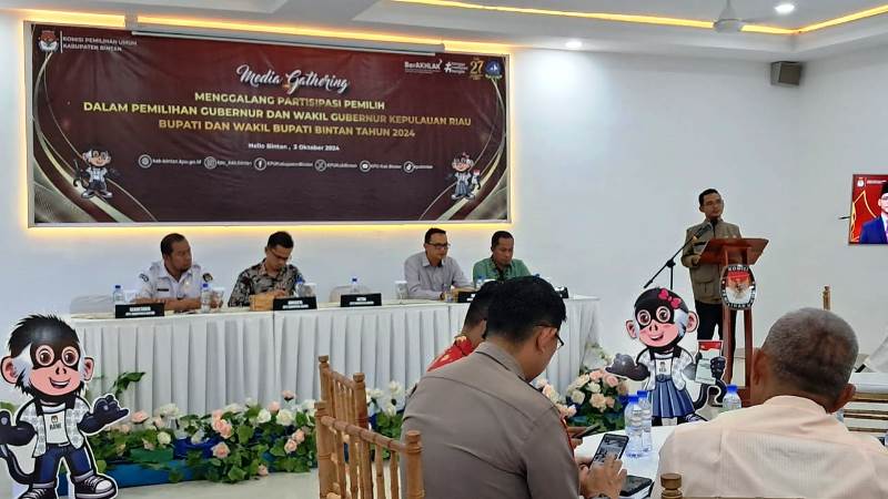 Ketua KPU Bintan Haris Daulay membuka secara resmi Media Gathering di Hello Bintan Resort. (Foto: Hasura/Presmedia.id)
