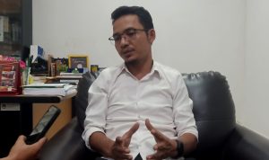 Ketua KPU Bintan Haris Daulay saat memberi keterangan pada jurnalis (Foto:Hasura/presmedia)