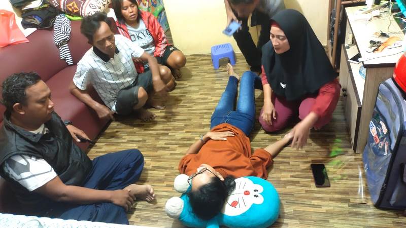 Ketua RT bersama warga saat menagamankan korban jambret dirumah salah satu warga (RT).