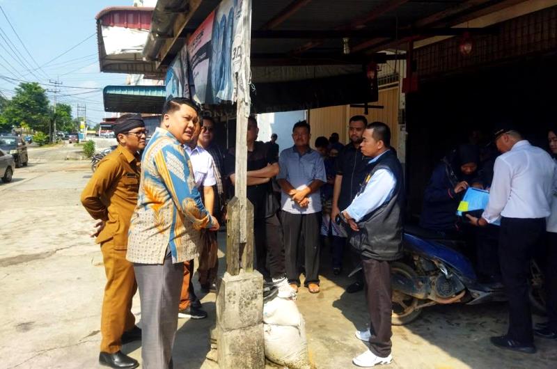 Komisi III DPRD Tanjungpinang bersama instansi terkait melakukan sidak di tower tak berizin KM 7 Kota Tanjungpinang Komisi III DPRD Tanjungpinang bersama instansi terkait melakukan sidak di tower tak berizin KM 7 Kota Tanjungpinang. (Foto: Roland/Presmedia.id)