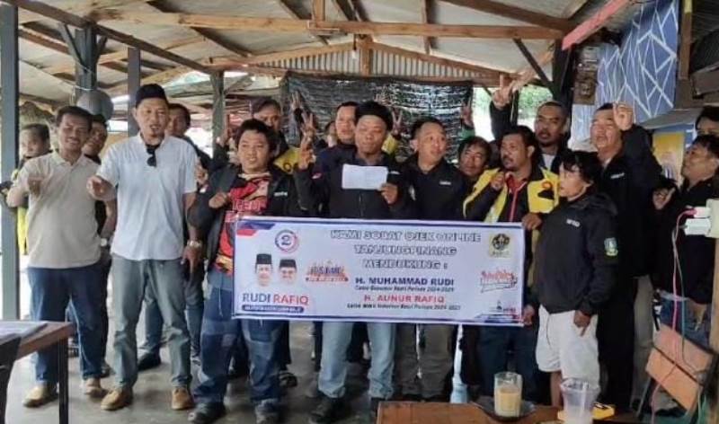 Komunitas Sahabat Ojol Tanjungpinang menyatakan dukungannya ke HM Rudi Aunur Rofiq Rudi Rafiq dalam Pemilihan Gubernur Kepri Komunitas Sahabat Ojol Tanjungpinang saat menyatakan dukungan ke pasangan calon gubernur dan wakil gubernur Kepulauan Riau (Kepri) nomor urut 2 HM.Rudi-Aunur Rofiq (Rudi-Rafiq) di Pilkada 2024.(Foto:Tim-MR)