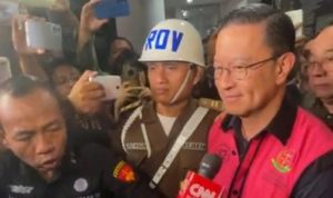 Mantan Menteri Perdagangan di era Presiden Joko Widodo, Thomas Trikasih Lembong, atau Tom Lembong ditetapkan sebagai tersangka dan ditahan Kejagung dalam kasus dugaan korupsi impor gula yang terjadi di Kementerian Perdagangan pada 2015-2016. (Foto: Tangkapan layar video kejaksaan)