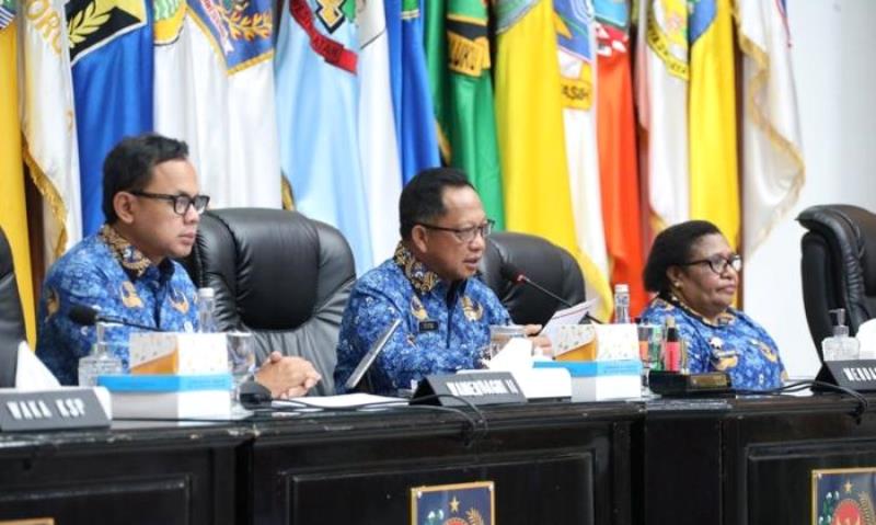 Menteri Dalam Negeri Tito Karnavian tengah saat memimpin Rapat Koordinasi Pengendalian Inflasi Daerah Tahun 2024 dari Gedung Sasana Bhakti Praja SBP Kantor Pusat Kemendagri Jakarta Menteri Dalam Negeri Tito Karnavian (tengah) saat memimpin Rapat Koordinasi Pengendalian Inflasi Daerah Tahun 2024 dari Gedung Sasana Bhakti Praja (SBP) Kantor Pusat Kemendagri, Jakarta, Senin (28/10/2024). (Foto: ANTARA/HO-Puspen Kementerian Dalam Negeri)