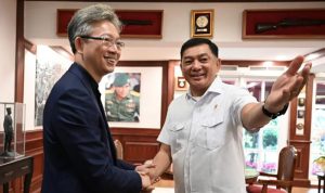 Menteri Pertahanan Republik Indonesia (Menhan) RI, Sjafrie Sjamsoeddin, menyambut Duta Besar China untuk Indonesia, Wang Lutong, dalam pertemuan di kantor Kementerian Pertahanan, Jakarta, Kamis (24/10/2024). (Foto: Humas Kemhan RI)