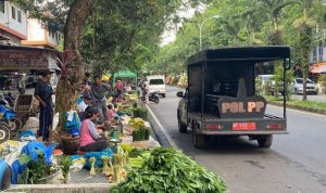 Mobil Satpol PP saat melakukan penertiban pedagang PKL di komplek Pasar Bintan Center Tanjungpiang. (Foto: Roland/Presmedia.id)