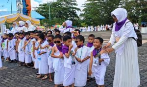 Murid RA Bahrul Ulum menjalani tahapan haji di Lapangan Relief Antam Kijang Kota Kecamatan Bintan Timur. (Foto: Hasura/Presmedia.id)