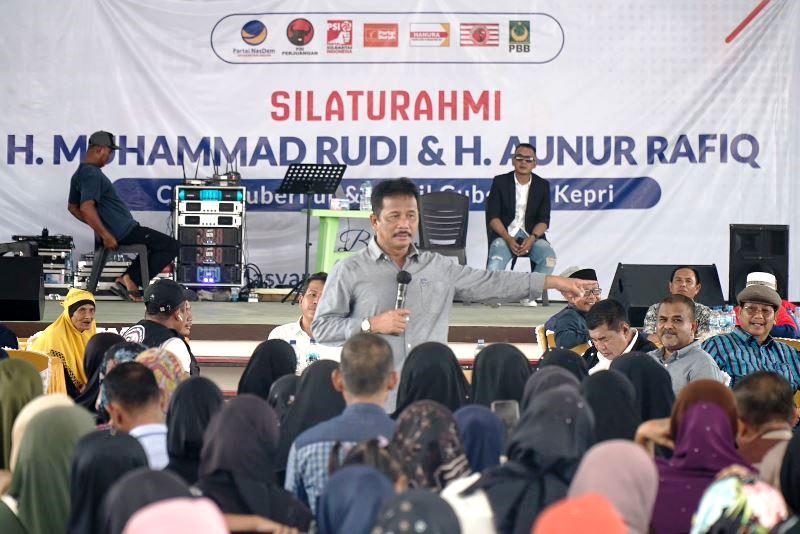 Pasangan calon Gubernur dan Wakil Gubernur Kepulauan Riau Kepri nomor urut 2 H.Muhammad Rudi HMR dan Aunur Rafiq Rudi Rafiq saat melakukan kampanye dan silaturahmi dengan Warga Pulau Buru Karimun Pasangan calon Gubernur dan Wakil Gubernur Kepulauan Riau (Kepri) nomor urut 2, H.Muhammad Rudi (HMR) dan Aunur Rafiq (Rudi-Rafiq) saat melakukan kampanye dan silaturahmi dengan Warga Pulau Buru Karimun Minggu (13/10/2024). (Foto: Tim HMR)
