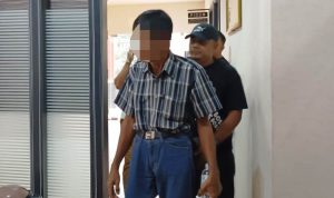 Pelaku SM saat digiring masuk ke dalam gedung Satreskrim Polresta Tanjungpinang, Kamis (24/10/2024).