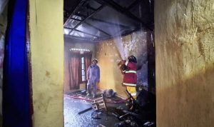 Personil UPTD Damkar Bintan Utara melakukan pemadaman kebakaran yang melanda rumah warga Lobam. (Foto: Damkar Bintan Utara)
