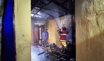 Personil UPTD Damkar Bintan Utara melakukan pemadaman kebakaran yang melanda rumah warga Lobam. (Foto: Damkar Bintan Utara)