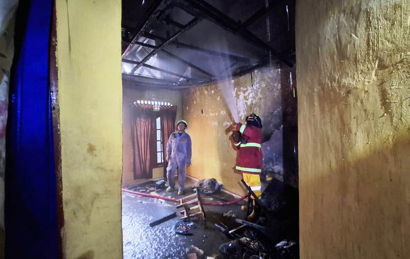 Personil UPTD Damkar Bintan Utara melakukan pemadaman kebakaran yang melanda rumah warga Lobam Personil UPTD Damkar Bintan Utara melakukan pemadaman kebakaran yang melanda rumah warga Lobam. (Foto: Damkar Bintan Utara)