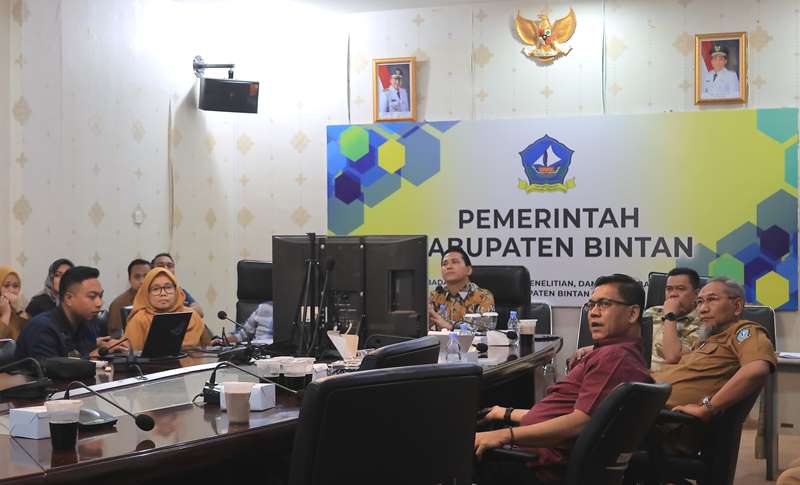 Plt.Bupati Bintan Ahdi Muqsith dan Pejabat Kabupaten Bintan saat mengikuti presentasi via zoom meeting dengan Dewan Juri yang terdiri dari Perwakilan Badan Nasional Pengelola Perbatasan (BNPP) RI dan Akademisi di Ruang Rapat Bapelitbang Bintan Senin (28/10/2024). (Foto: Diskominfo Bintan)