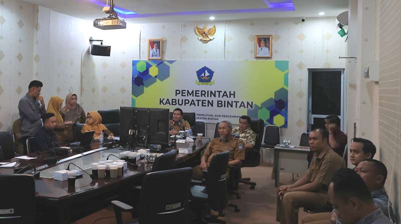Plt.Bupati Bintan Ahdi Muqsith dan Sekda serta sejumlah pejabat kabupaten Bintan saat menyaksikan Zoom Meeting presentasi nominator Invasi kabupaten Bintan di ajang Innovative Government Award (IGA) 2024. (Foto: Diskominfo Bintan)