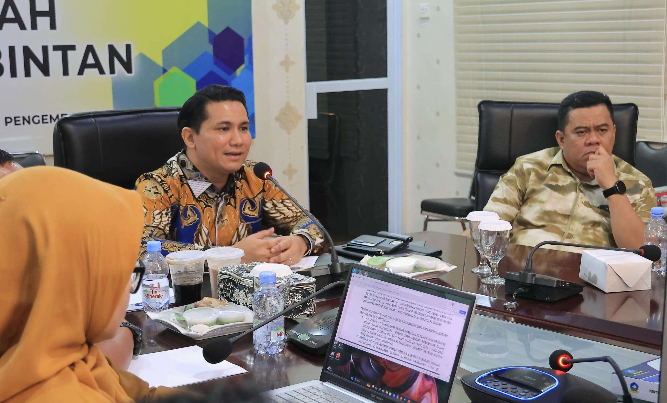 Plt.Bupati Bintan Ahdi Muqsith didampingi Sekda Bintan Ronny Kartika saat memberi persentase dan pemaparan terhadap keunggulan inovasi BIP dan STV Bintan. (Foto: Diskominfo Bintan)