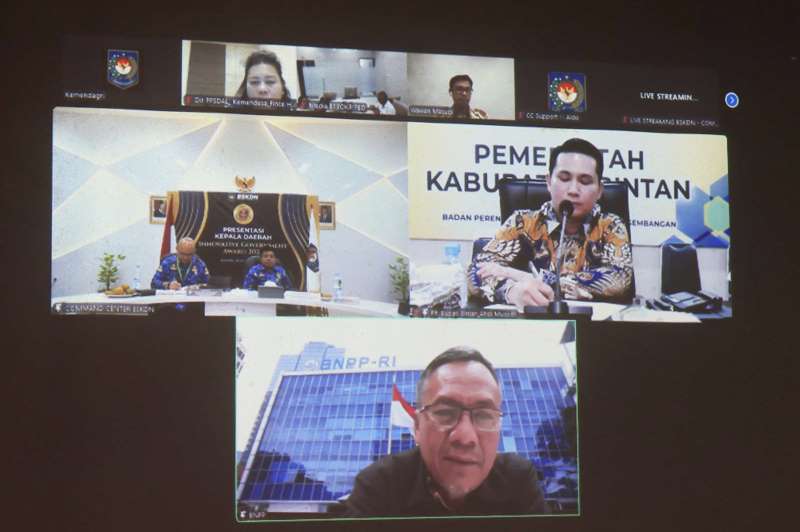 Plt.Bupati Bintan Ahdi Muqsith saat melakukan presentasi inovasi unggulan Bintan yang masuk dalam Innovative Government Award (IGA) yang dihelat oleh Kementerian Dalam Negeri. (Foto: Diskominfo Bintan)