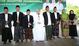 Plt.Gubernur Kepri Marlin Agustina saat memimpin Apel Hari Santri Nasional di Dataran Engku Putri, Kota Batam, Selasa (22/10/2024). (Foto: Diskominfo Kepri)