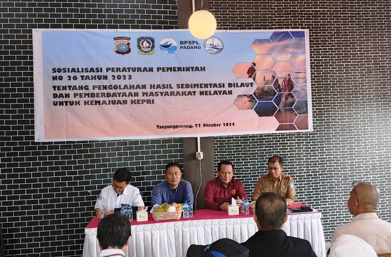Polda Kepulauan Riau (Kepri) melakukan sosialisasikan Peraturan Pemerintah (PP) Nomor 26 Tahun 2023 tentang Pengelolaan Hasil Sedimentasi Laut di Provinsi Kepri kepada organisasi dan Nelayan di Kepri. (Foto: Aulia/Presmedia.id)