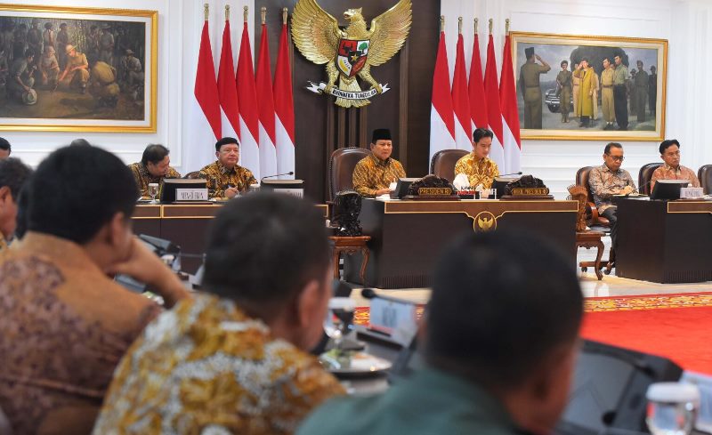 Presiden Prabowo Subianto dan Wakil Presiden Gibran Rakabuming Raka saat memimpin Sidang Kabinet Paripurna SKP perdana di Ruang Sidang Kabinet Presiden Prabowo Subianto dan Wakil Presiden Gibran Rakabuming Raka saat memimpin Sidang Kabinet Paripurna (SKP) perdana di Ruang Sidang Kabinet, Jakarta (23/10/2024). (Foto: Humas Setkab/Rahmat)