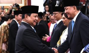 Presiden Prabowo Subianto mengucapkan selamat kepada sejumlah pejabat yang dilantik di Istana Negara, Jakarta, pada Senin, 21 Oktober 2024. (Foto: BPMI Setpres/Kris)