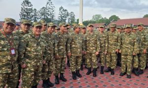 Presiden Prabowo Subianto saat memimpin kegiatan latihan baris berbaris yang diikuti para anggota Kabinet Merah Putih di lapangan Sapta Marga, Akmil, Magelang, Provinsi Jawa Tengah, Jumat (25/10/2024). (Foto:Kantor Komunikasi Kepresidenan)