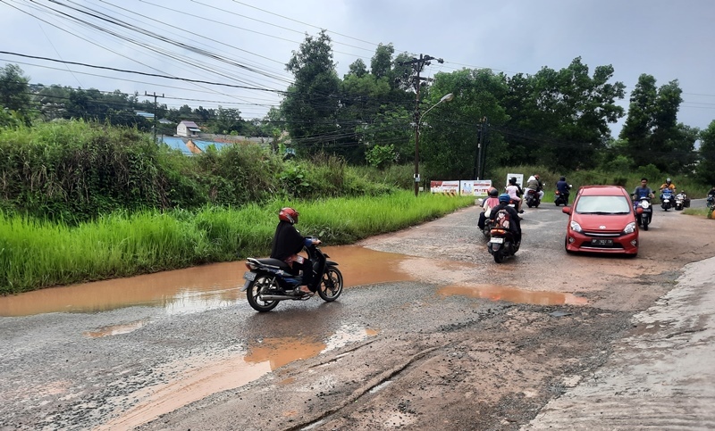 Salah satu jalan rusak di di Jalan Cendrawasih kota Tanjungpinang, hingga mengakibatkan pengendara banyak yang mengalami kecelakaan. (Foto: Roland/Presmedia.id)
