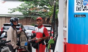 Salah satu petugas SPBU melayani penjualan BBM di Kepri. (Foto: Pertamina)