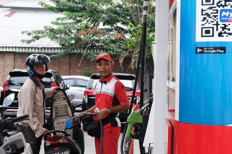 Salah satu petugas SPBU melayani penjualan BBM di Kepri Salah satu petugas SPBU melayani penjualan BBM di Kepri. (Foto: Pertamina)