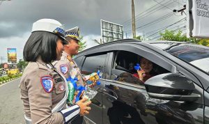 Satlantas Polresta Tanjungpinang saat melakukan razia operasi Zebra Seligi 2024 dengan membagi bagikan coklat kepada pengendara yang tertib berlalu lintas di Jalan Raya Tanjungpinang. (Foto: Humas)