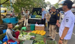 Satpol PP Tanjungpinang saat meminta PKL di jalan Kompek Bincen pindah ke pasar Milik Pengusaha di Pasar Pujasera Binyan Center PKL. (Foto: Roland/Presmedia.id)