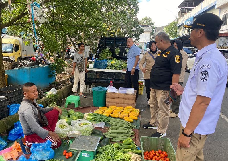 Satpol PP Tanjungpinang saat meminta PKL di jalan Kompek Bincen pindah ke pasar Milik Pengusaha di Pasar Pujasera Binyan Center PKL Satpol PP Tanjungpinang saat meminta PKL di jalan Kompek Bincen pindah ke pasar Milik Pengusaha di Pasar Pujasera Binyan Center PKL. (Foto: Roland/Presmedia.id)
