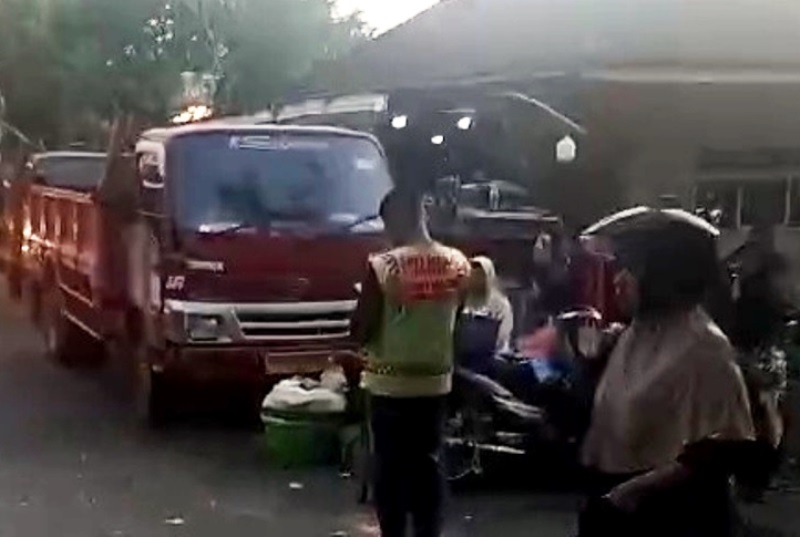 Sejumlah Lori diduga sengaja diparkir secara berderet di pasar Bintan Center untuk menghalangi PKL dan Juru Parkir. (Foto: Tangkapan Layar)