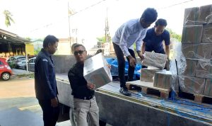 Seluruh petugas KPU Tanjungpinang memindahkan seluruh seluruh surat suara ke gudang logistik. (Foto: Roland/Presmedia.id)