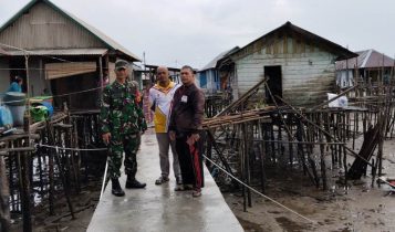 Tim BPBD Bintan, Babinsa dan Kecamatan Gunung Kijang meninjau rumah warga yang rusak akibat angin kencang beberapa waktu lalu. (Foto: BPBD Bintan)