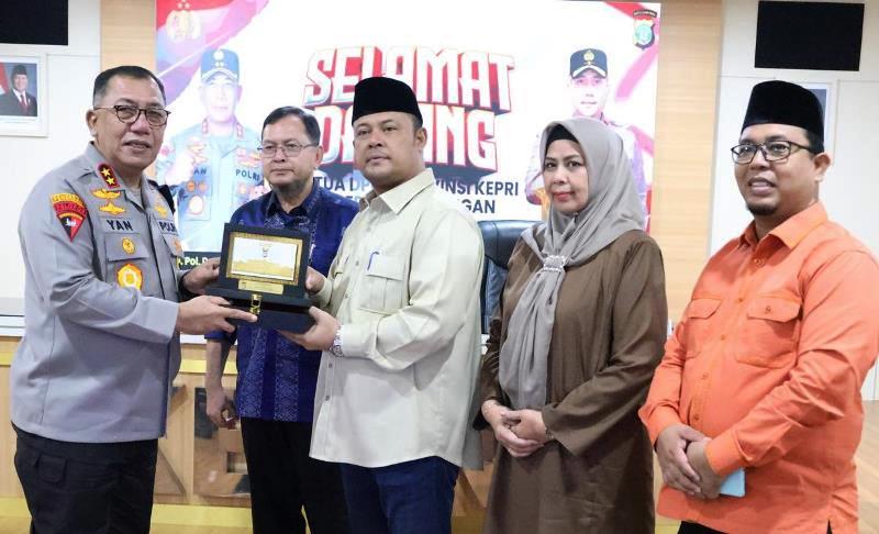 Unsur pimpinan DPRD Kepri bersama sejumlah anggota DPRD menggelar pertemuan silaturahmi dengan Kepala Kepolisian Daerah Kepulauan Riau (Polda Kepri) di Batam Rabu, (23/10/2024).